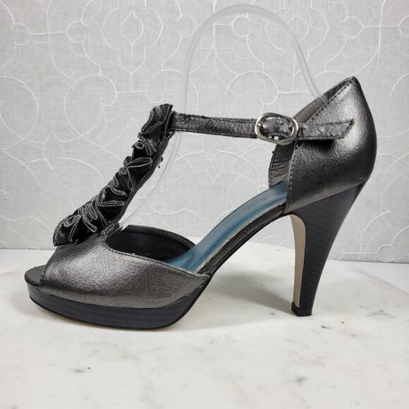 Madden Girl Womens Setra Heels 8 Gray Metallic Ruffle Trim T-Strap Peep Toe New - Picture 1 of 14